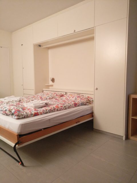 Verniciatura Di Un Armadio Letto Cavas Pittura